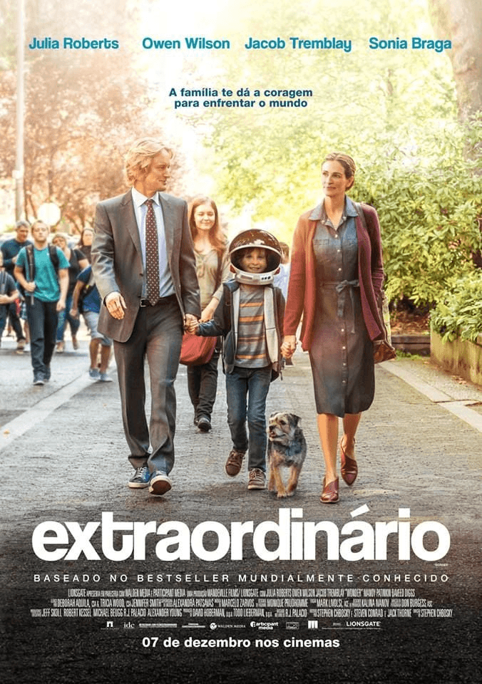 Pôster do filme Extraordinário: Auggie, de capacete de astronauta, caminha de mãos dadas com os pais e o cachorro.