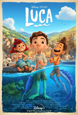 Pôster do filme Luca: Luca, Alberto e Giulia sentados num píer à beira-mar, com as caudas de criatura marinha aparecendo dentro da água.